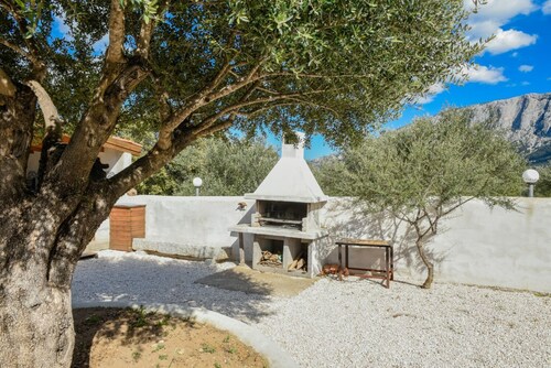 Villa Cusidore with large garden
