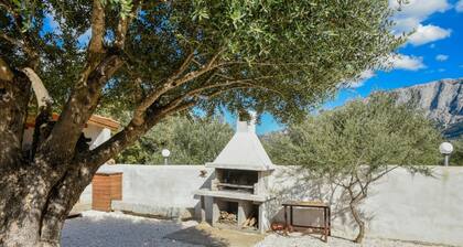 Villa Cusidore with large garden