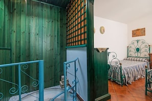2 bedrooms, iron/ironing board, bed sheets - House Lentischio with veranda (Cala Gonone)