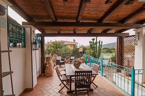 Outdoor dining - House Lentischio with veranda (Cala Gonone)