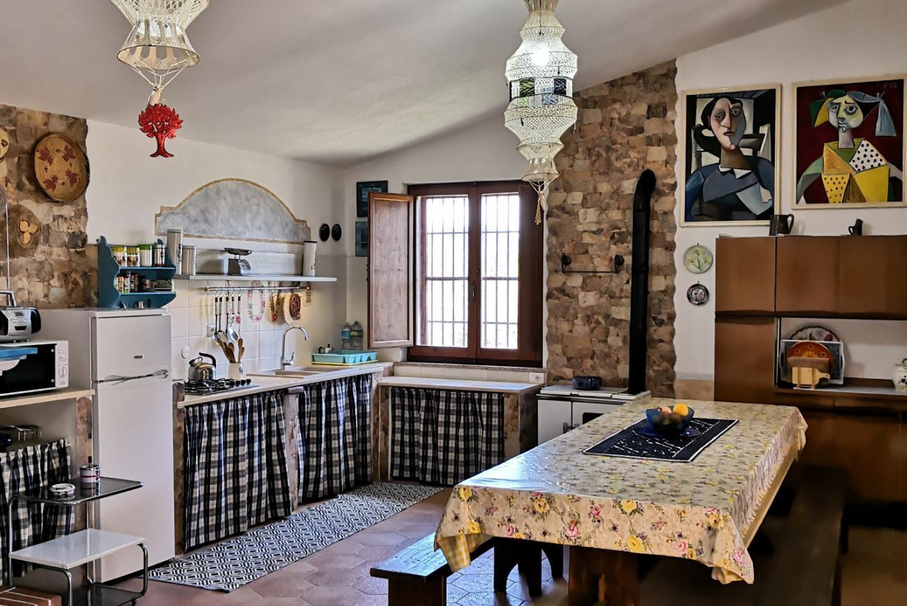 Frigorífico, microondas, placa de cocina y trona infantil