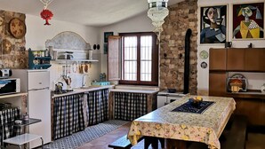 Réfrigérateur, four à micro-ondes, surface de cuisson, chaise haute