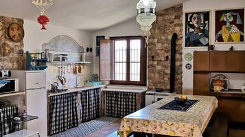 Frigorífico, microondas, placa de cocina y trona infantil