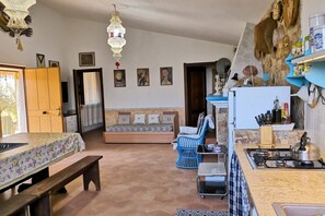 Refrigerador, microondas, parrilla de estufa y periquera 