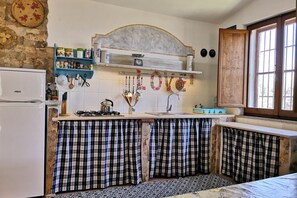 Kühlschrank, Mikrowelle, Herdplatte, Hochstuhl