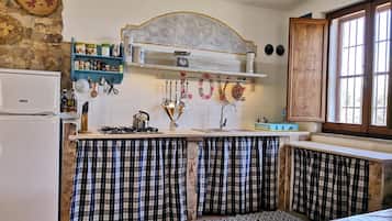 Jääkaappi, mikroaaltouuni, liesi, syöttötuoli