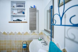 تجهيزات دش، مجففات شعر، مراحيض شطف، مناشف