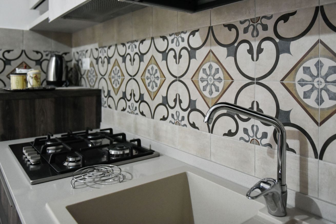 Coffee/tea maker, fridge, oven, stovetop