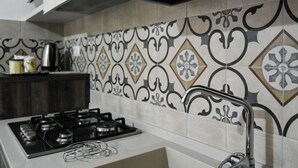 Cafeteira/chaleira, geladeira, fogão, cooktop