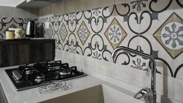 Coffee/tea maker, fridge, oven, stovetop