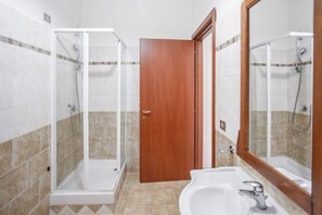 Dusche, kostenlose Toilettenartikel, Haartrockner, Bademäntel