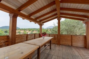 Outdoor dining - Villa Jumpadu surrounded by nature (Oliena)