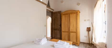 1 slaapkamer, een strijkplank/strijkijzer, beddengoed