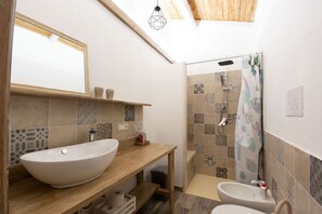 Dusche, Haartrockner, Bidet, Handtücher