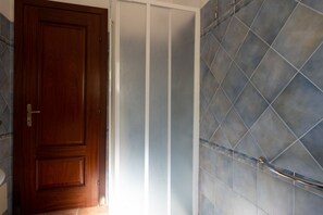 Dusche, Haartrockner, Bidet, Handtücher