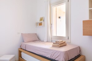 3 bedrooms, iron/ironing board, travel crib, free WiFi - Sunrise Sisters' Home (Cala Gonone)