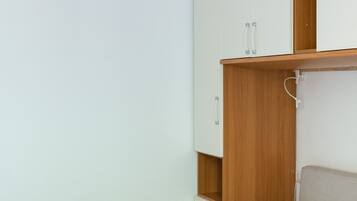 3 slaapkamers, een strijkplank/strijkijzer, reisbedje, gratis wifi