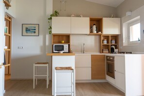 冷蔵庫、電子レンジ、オーブン、コンロ