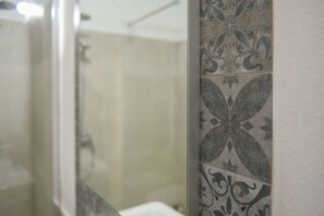 Shower, hair dryer, bidet, towels - Tatta & Nanna Apartment (Oliena)