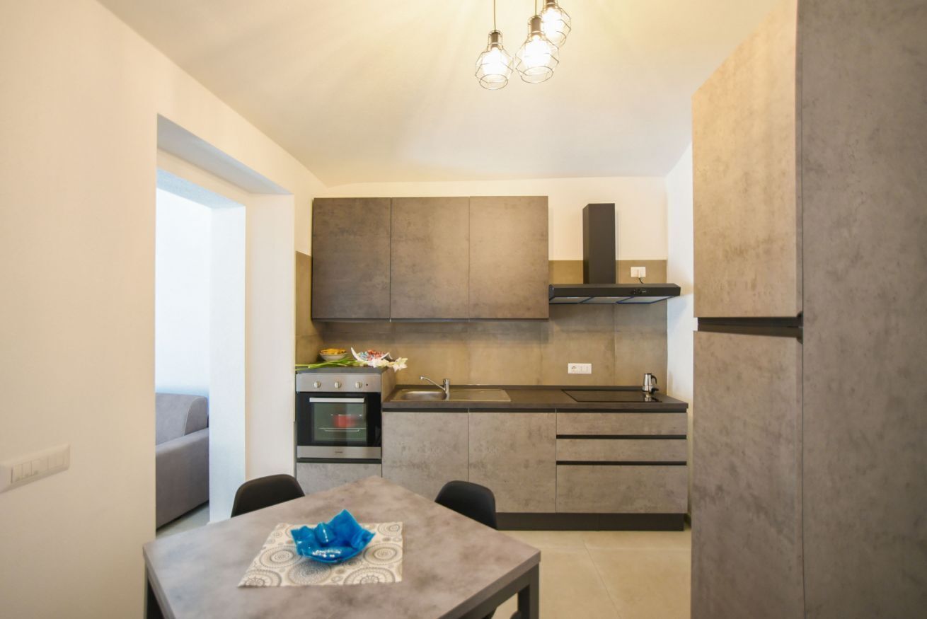 Coffee/tea maker, fridge, oven, stovetop