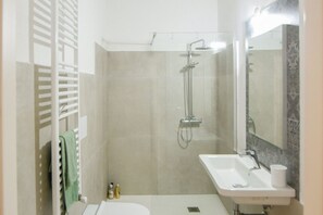 Shower, hair dryer, bidet, towels - Tatta & Nanna Apartment (Oliena)