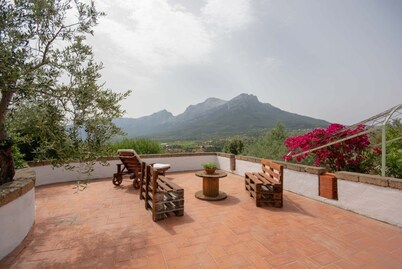 Villa L'Oleandro con magníficas vistas, piscina privada y A/C