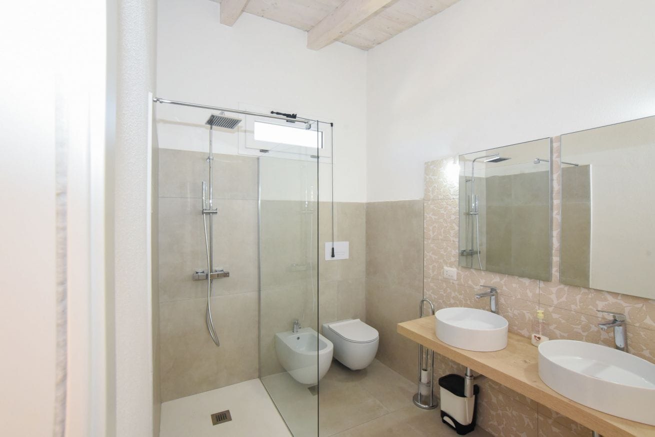 Een douche, een haardroger, een bidet, handdoeken