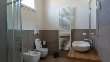 Doccia, asciugacapelli, bidet, asciugamani