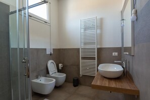 Bruser, hårtørrer, bidet, håndklæder