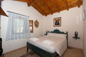 1 bedroom, bed sheets - Villa L'Oliveto in the countryside (Oliena)