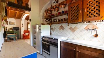 Jääkaappi, uuni, liesi, syöttötuoli