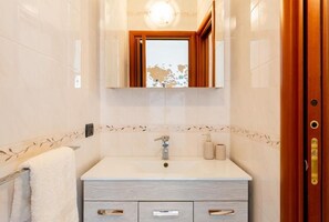 Douche, sèche-cheveux, bidet, serviettes fournies