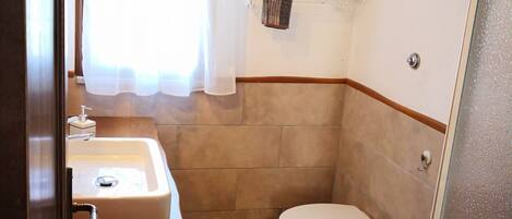 Dusche, Haartrockner, Bidet, Handtücher