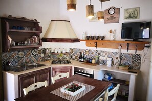 Fridge, oven, stovetop, cookware/dishes/utensils - Villa Sa Pruna with Wi_Fi (Oliena)