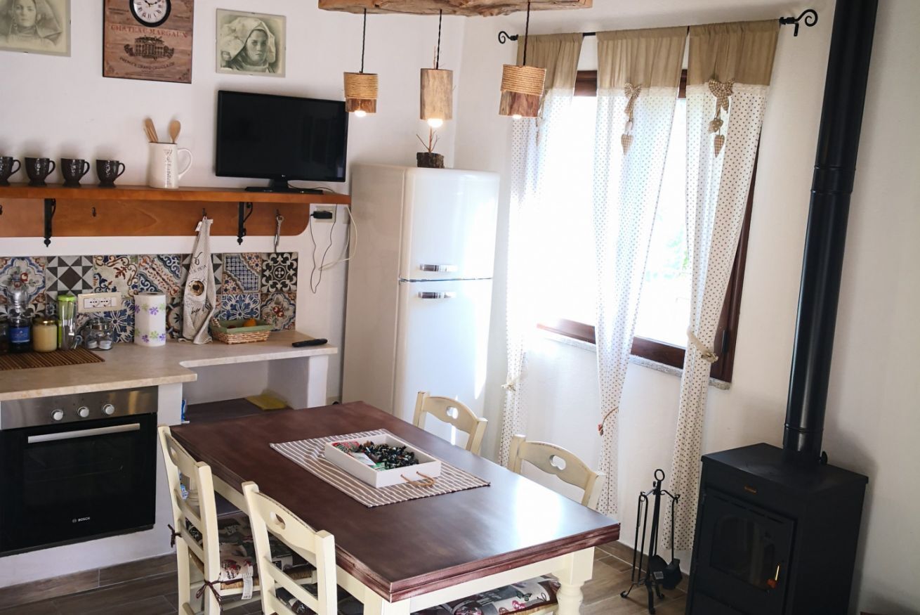 Fridge, oven, stovetop, cookware/dishes/utensils