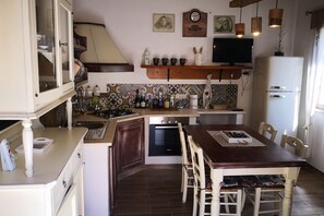 Fridge, oven, stovetop, cookware/dishes/utensils - Villa Sa Pruna with Wi_Fi (Oliena)