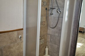 Shower, hair dryer, bidet, towels - Villa Sa Pruna with Wi_Fi (Oliena)