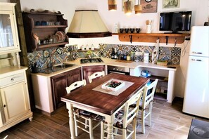 Kühlschrank, Ofen, Herdplatte, Kochgeschirr/Geschirr/Besteck