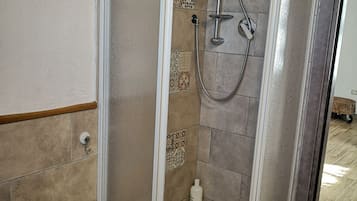 Chuveiro, secador de cabelo, bidê, toalhas de banho