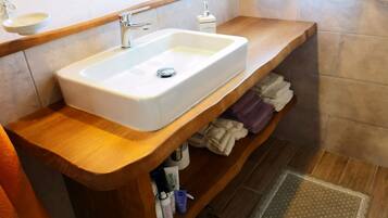 Douche, sèche-cheveux, bidet, serviettes fournies