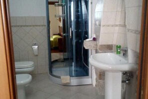 Chuveiro, secador de cabelo, bidê, toalhas de banho