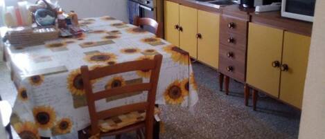 KĂŒhlschrank, Mikrowelle, Ofen, Herdplatte