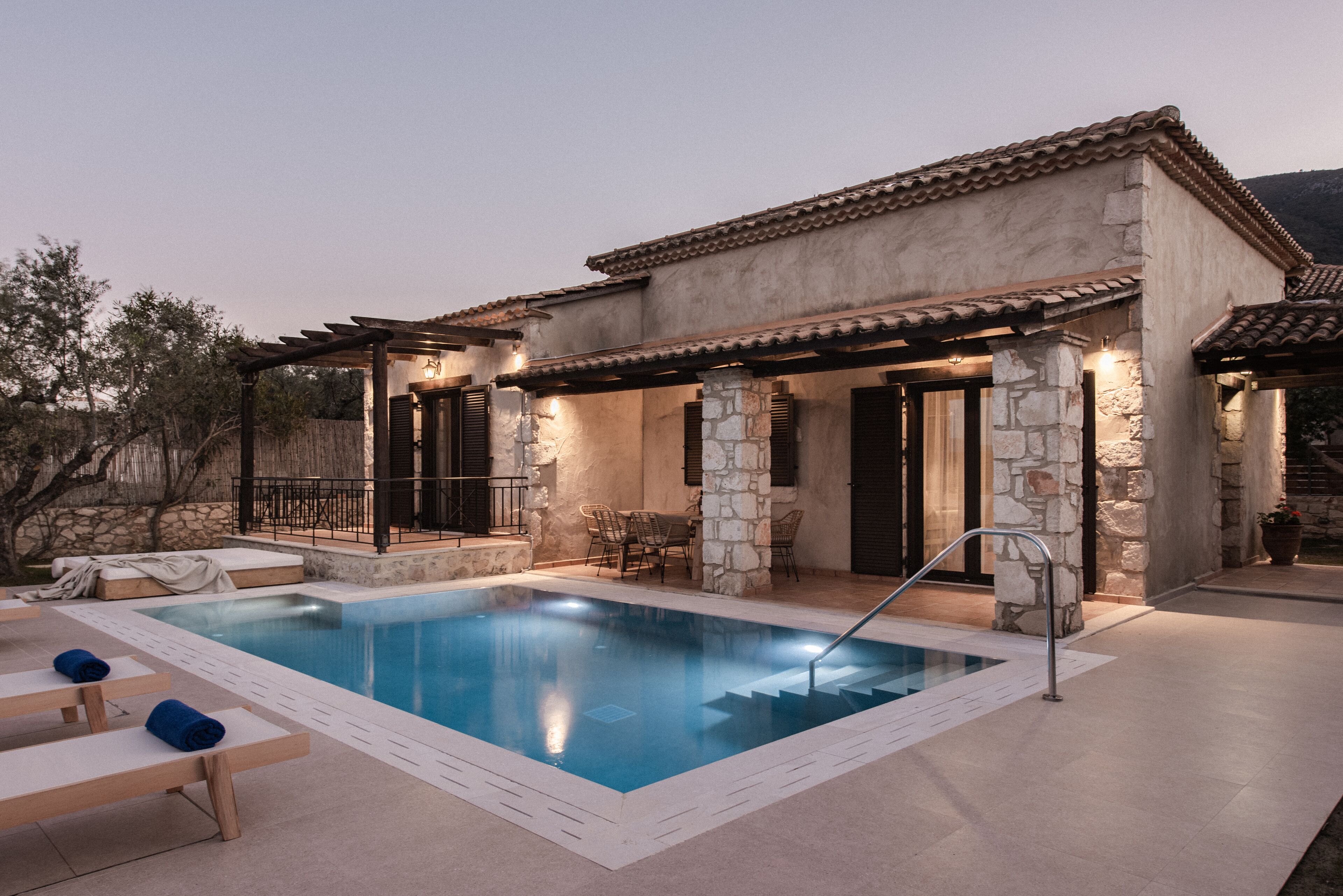 Alberca al aire libre y alberca climatizada