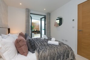 2 bedrooms, individually decorated, individually furnished, free WiFi - Monowai Heights (St Ives)