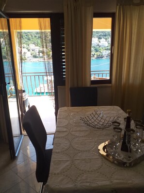 公寓 (Three Bedroom Apartment with Balcony ) | 餐廳