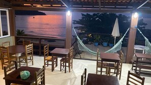 含每日吃到飽自助式早餐