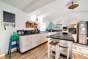 Kylskåp, mikrovågsugn, ugn och diskmaskin