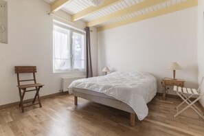 4 bedrooms, iron/ironing board, free WiFi