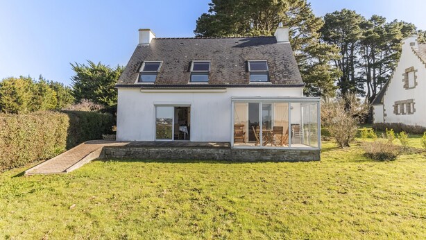 A modern house with a glass extension, a sloped roof, and a well-maintained lawn. - Nice house and its veranda for a nice holiday (Saint-Philibert)