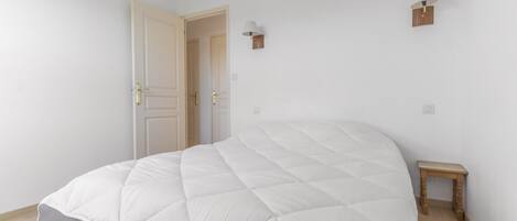 4 bedrooms, iron/ironing board, free WiFi